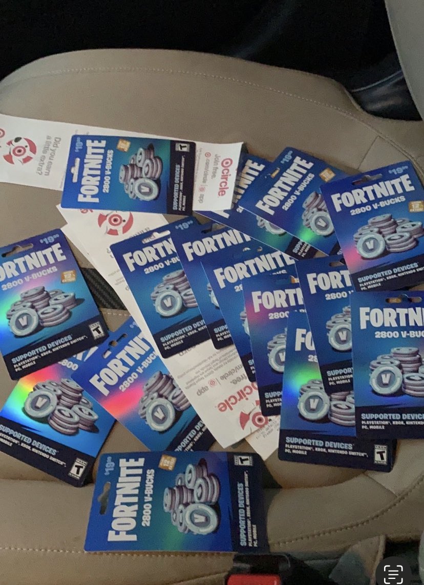 amagicmantv's tweet photo. Who wants a Christmas VBucks Card in the DMs 💌 🎄 

Like this tweet ❤️

Got the last of them at Target 🎯 https://t.co/NU8LRCgVZv