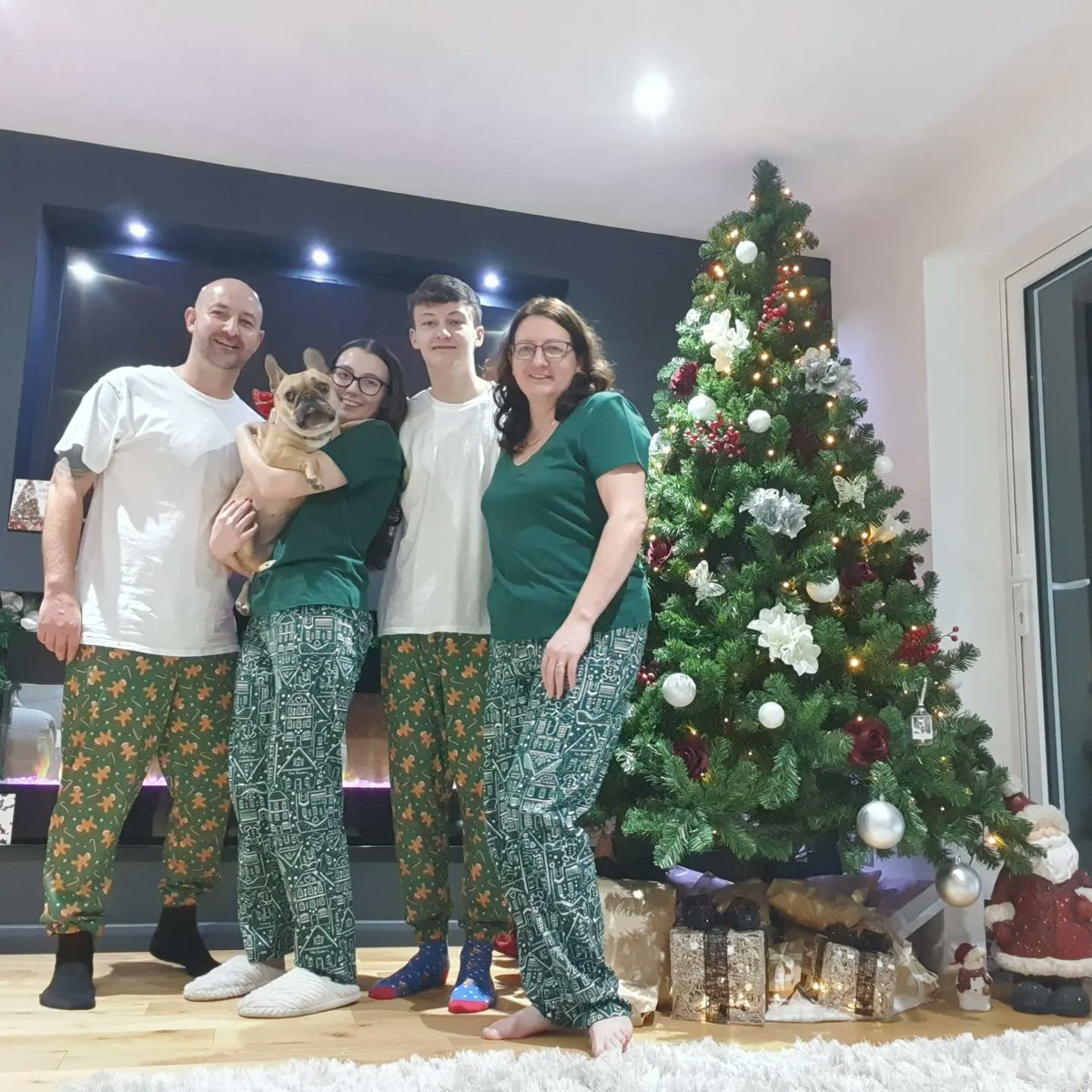 toff1878's tweet photo. Merry xmas All,  have a fab day from us Hiltons xxx🎅🥳 https://t.co/VXhwRM61K6