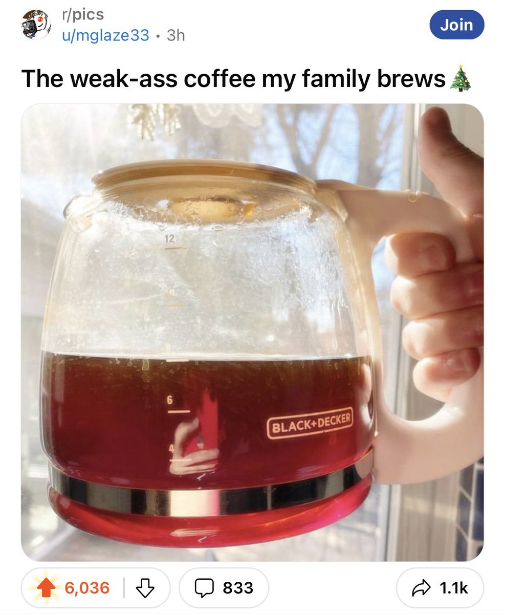 JasonKPargin's tweet photo. This coffee pot looks like Santa https://t.co/PbenktwAZo