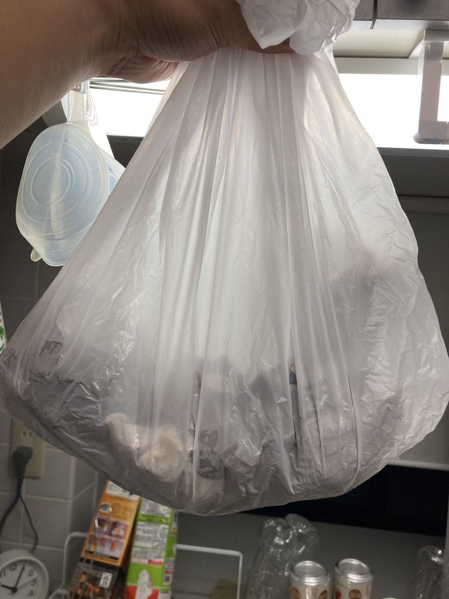 takizawa0914's tweet photo. クリスマスイブの次の日はピザの箱がよく出されています。おはようございます。ゴミ清掃員の滝沢です。ダンボールとして出されるのですが、このように汚れているので資源としては出せません。可燃ごみになります。ちなみに台所に置いておけば、お皿洗いのお水でヒタヒタになるので、握れば小さくなります。乾かして袋に入れればコンパクトになるよ！これからは箱の角で袋が破れること無くなるよ！

#ゴミ清掃員の日常 #滝沢の推し活はごみ分別