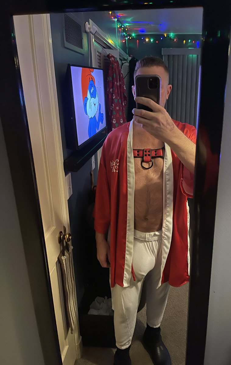 kcstuds69's tweet photo. Daddy Claus has something for you! But only if you’re on the #NiceList. Like and RT and Santa’s package will be revealed. 🎁 🍆 #Bulge #HungfortheHolidays #GiftfromSanta #DaddyClaus #Bigcock https://t.co/kcOeyjGq0Q