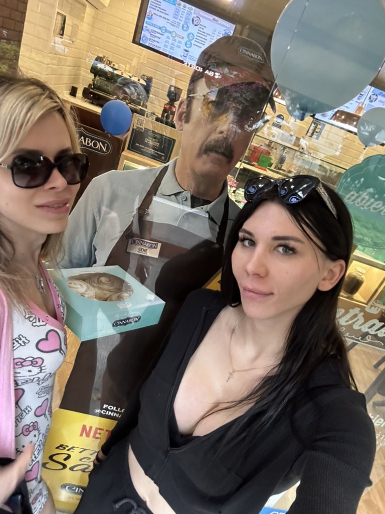 With @playjuliats @BetterCallSaul @Cinnabon https://t.co/LPc9jlsEyD