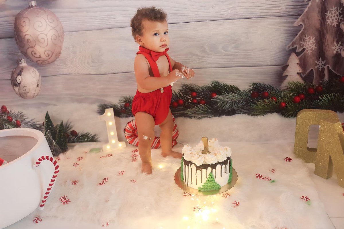 topaz_brady's tweet photo. Merry Christmas! Here’s some holiday cuteness! This is the set I created for Noah’s 1st bday cake smash last year! #decemberbaby https://t.co/P68YxDaieo