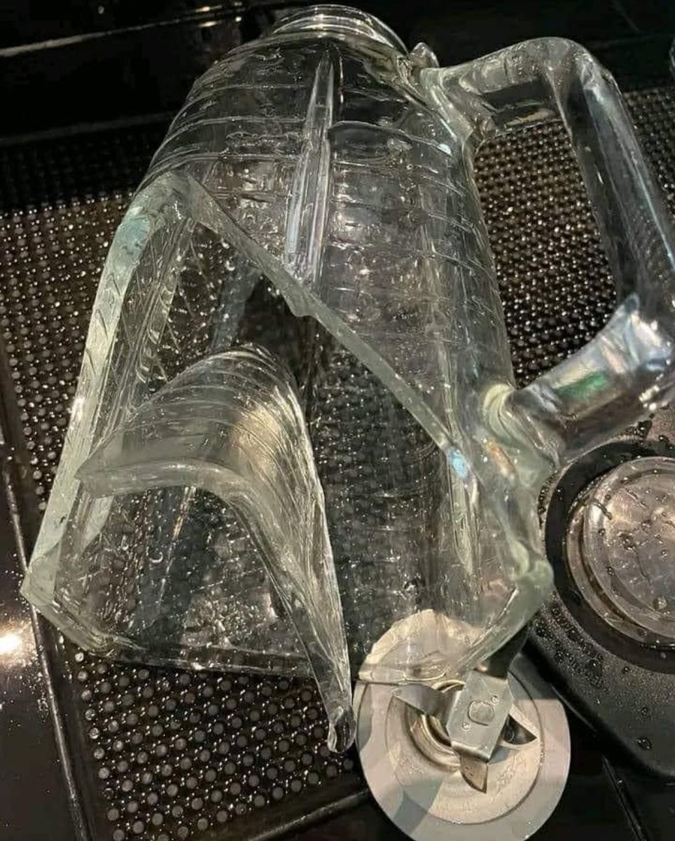 NicolasGarzony's tweet photo. Parce yo lavando los platos para que me dejaran salir y la k-go así 🤦🏻‍♂️😓😪 consejos? https://t.co/erfVEJIurn