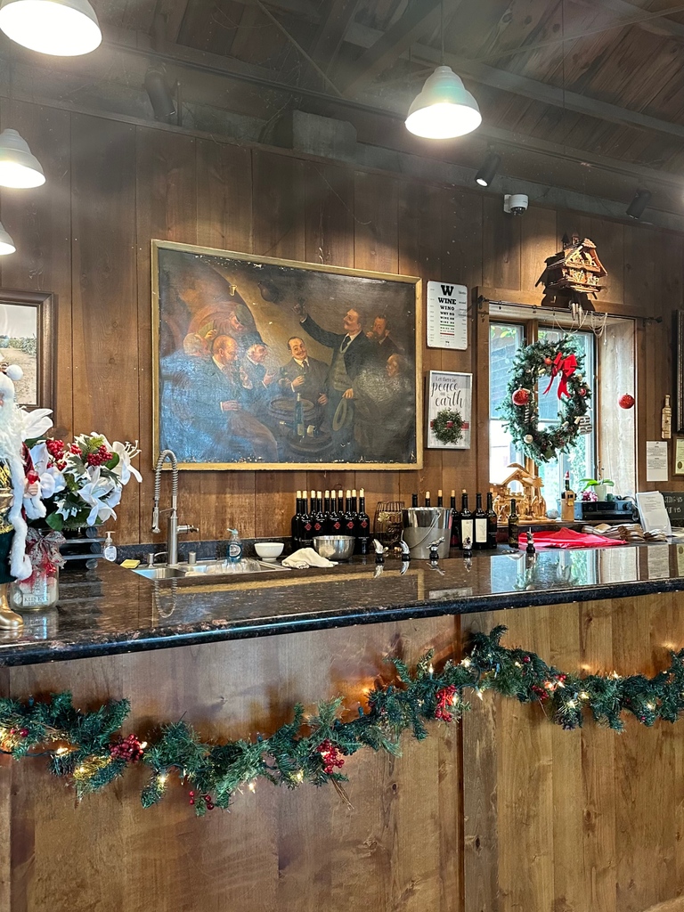 It’s been looking a lot like Christmas in our tasting room! 🎄 As a reminder, we will be closed today and tomorrow for the holiday! #happyholidays #holidaycheer #klinkerbrickwinery