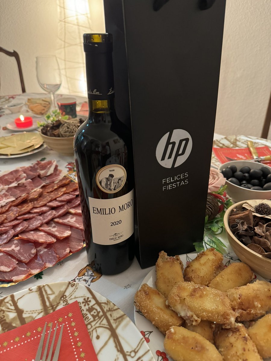 TodoJuegos_com's tweet image. Una copita a vuestra salud @HPEspana 🍷🍷🍷 #HP #HPespaña #Navidad #FelizNavidad #MerryChristmas #Xmas