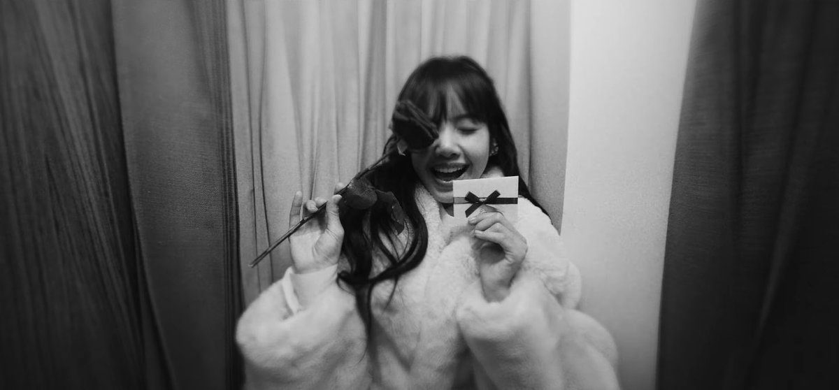 PopCrave's tweet photo. LISA of BLACKPINK has released a cover of Britney Spears’ “My Only Wish (This Year).”

Watch: https://t.co/GcfYOYioNV https://t.co/eI33lu7XA7