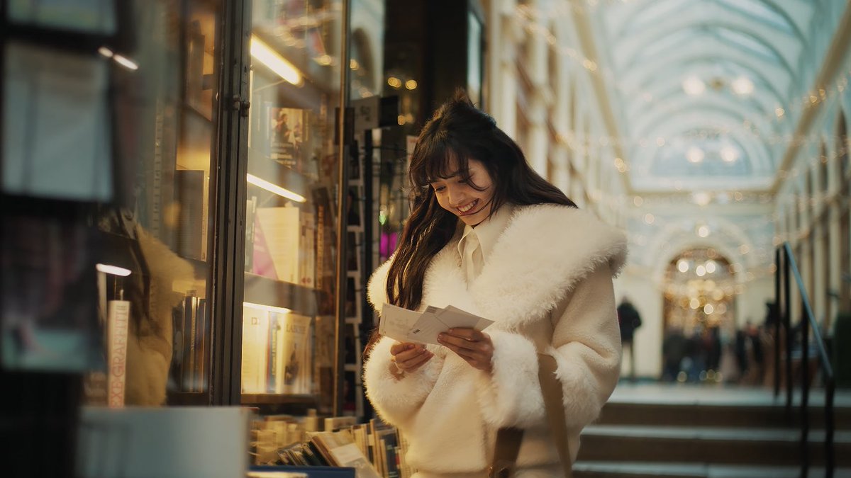 LISANATIONS_'s tweet photo. I cannot stop grinning 💛 you are soooo gorgeous sweet Lalisa

LILISING ON LILIFILM
#MyOnlyWishByLISA 
#MerryXmasWithLALISA https://t.co/pmtySezywq