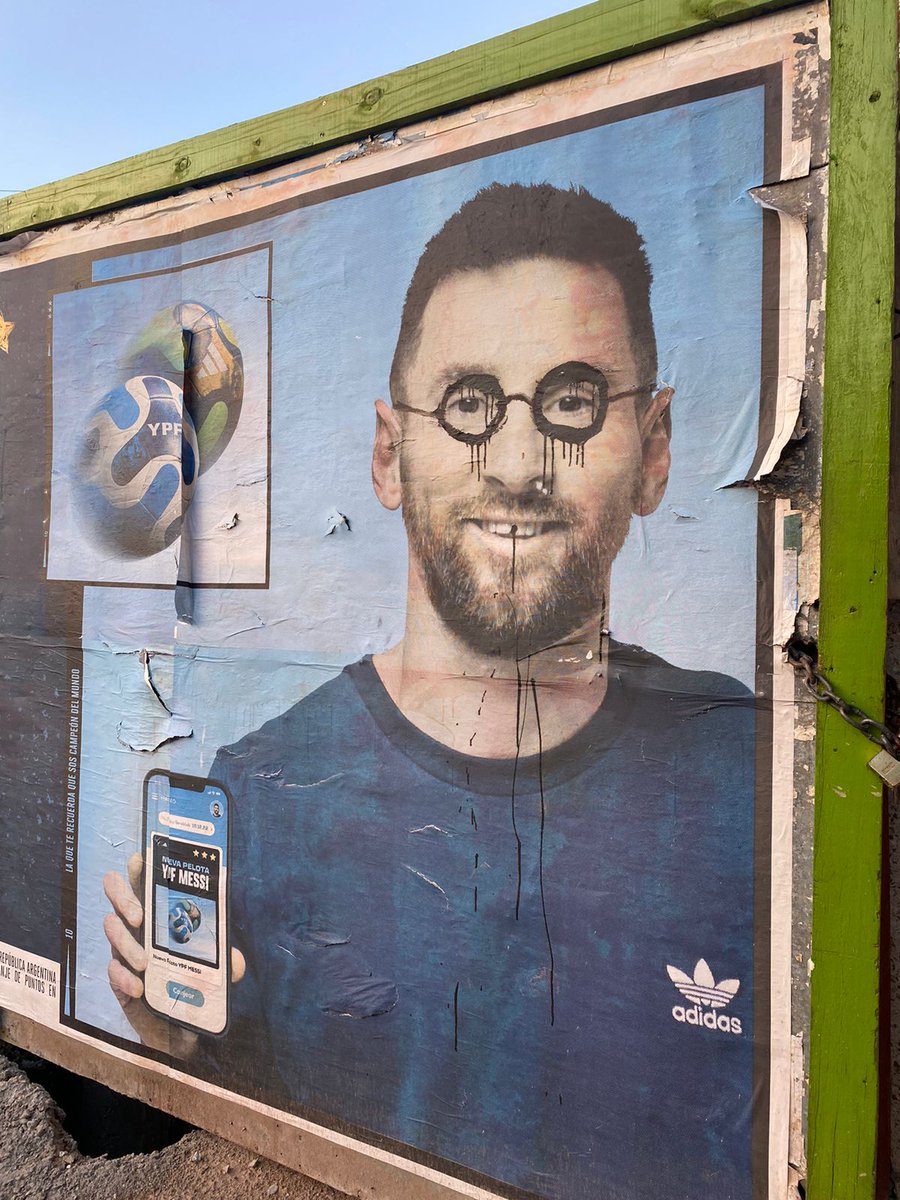 asis_gaston's tweet photo. Es lo más antifútbol y antipatria que escrachen un cartel de Messi. Simplemente inaceptable. https://t.co/MgoYCYsHgy