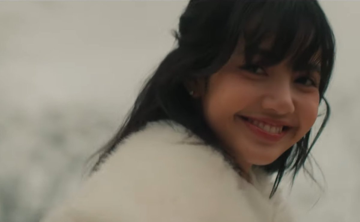 blackpinkbabo's tweet photo. MERRY CHRISTMAS LISA, YOUR HAPPINESS IS MY ONLY WISH, I LOVE YOU BABY 🥺💛 https://t.co/XZOpdXuTkA