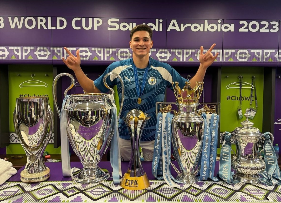 FabrizioRomano's tweet image. 🔵🇦🇷 Julián Álvarez on Real or Barça in the future: “The truth is I'm very happy at Manchester City. I've been at the club for a little more than a year. I feel very happy with everything we've achieved”.

“Now our goal is to compete and try to win them all over again!”.