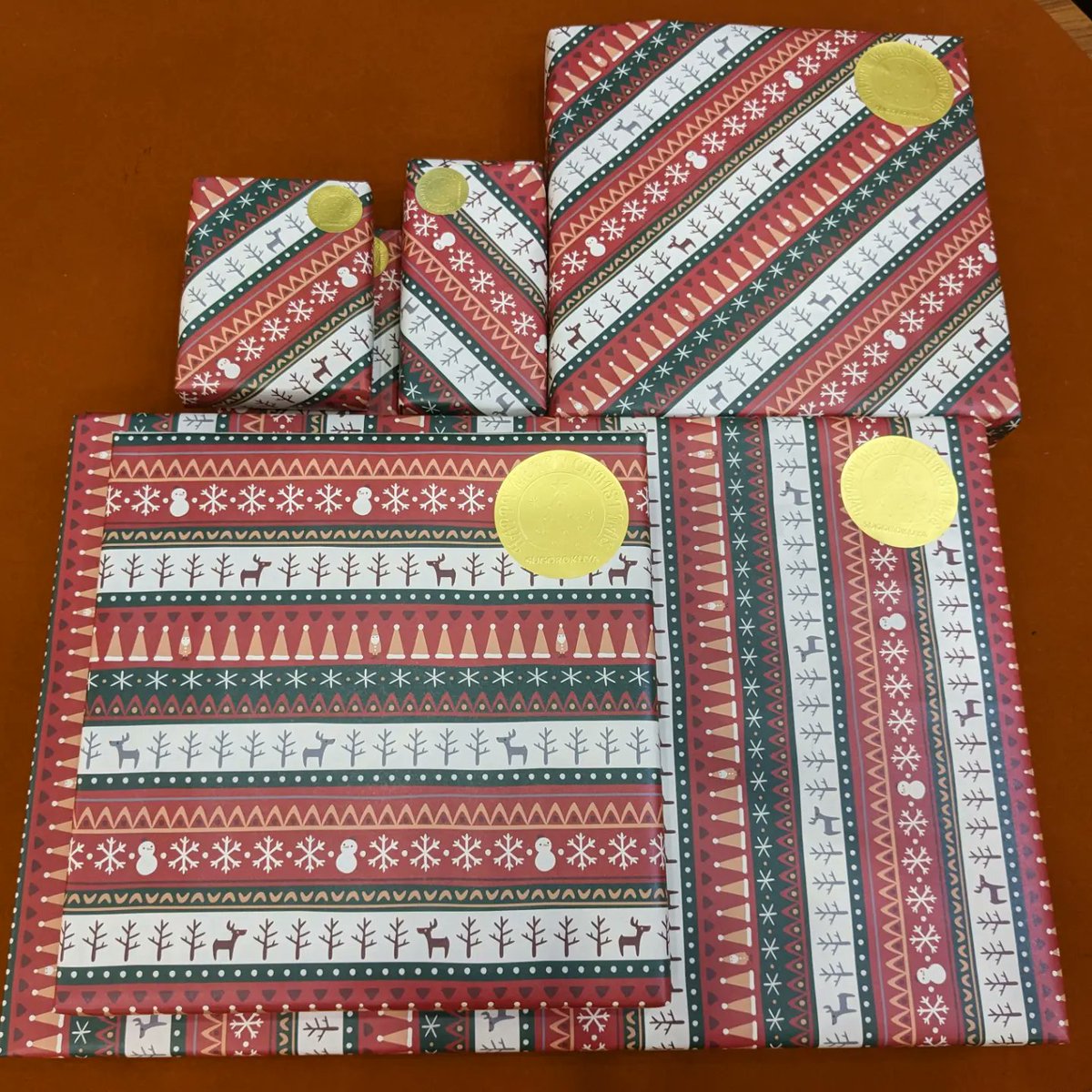 ChikuwayaDotCom's tweet photo. クリスマスということで、チャイルドケモハウス（小児がん等の難病のお子さんとご家族のための施設）にボードゲームをプレゼントしてみた
職員の方がボドゲ好きの方でとりあえず喜んでもらえた😂 https://t.co/5BsDSWY2wK