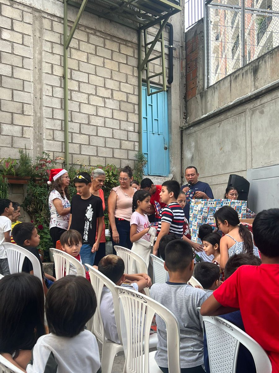UisUnida's tweet photo. En navidad es importante mantener los lazos de amor y solidaridad con el pueblo, por esto desde la universidad nos dirigimos a los barrios de Bucaramanga entregando regalos y alegría a niños y niñas. 

Esperamos que tengan una feliz navidad y un próspero 2024. https://t.co/2pVvhuaEKc