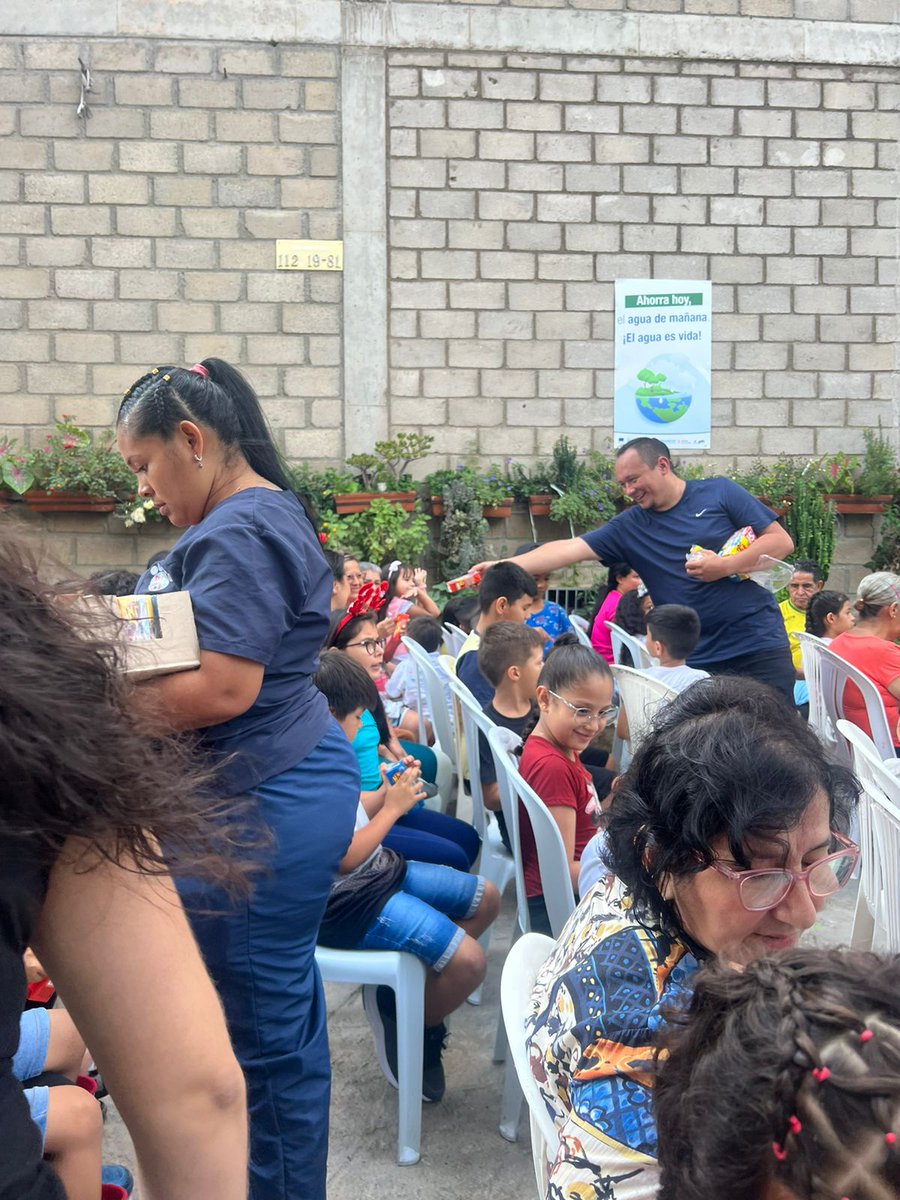 UisUnida's tweet photo. En navidad es importante mantener los lazos de amor y solidaridad con el pueblo, por esto desde la universidad nos dirigimos a los barrios de Bucaramanga entregando regalos y alegría a niños y niñas. 

Esperamos que tengan una feliz navidad y un próspero 2024. https://t.co/2pVvhuaEKc