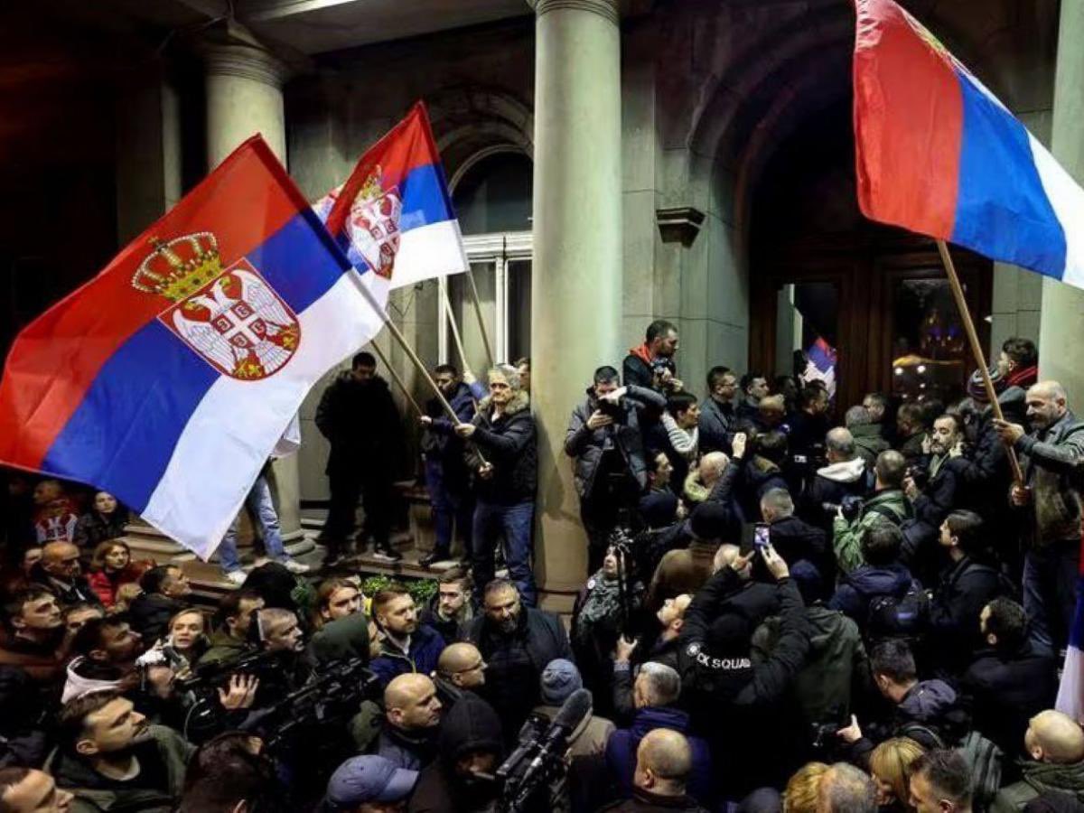 Lukyluke311's tweet photo. Serbia 🇷🇸 - In serata il Presidente Aleksandar Vučić ha tenuto un discorso d'emergenza alla nazione durante una manifestazione a Belgrado: le azioni dei “sostenitori dell'opposizione” non sono una rivoluzione. Le forze dell'ordine hanno il pieno controllo della situazione.
1/10 https://t.co/fkpFhPM7tM