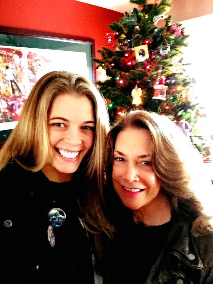 DeviKrysisOWA's tweet photo. Having a Christmas party with my mom, my queen @CloudMatsuda my sweet pups and my longtime friend who's currently wrestling in the indies wearing the Darth Vader helmet "Wild Ace" Melissa Shaydes!

Happy Holidays! 🎄

#DiscusDevi #PW_SHINE https://t.co/c9wTzdp1kD