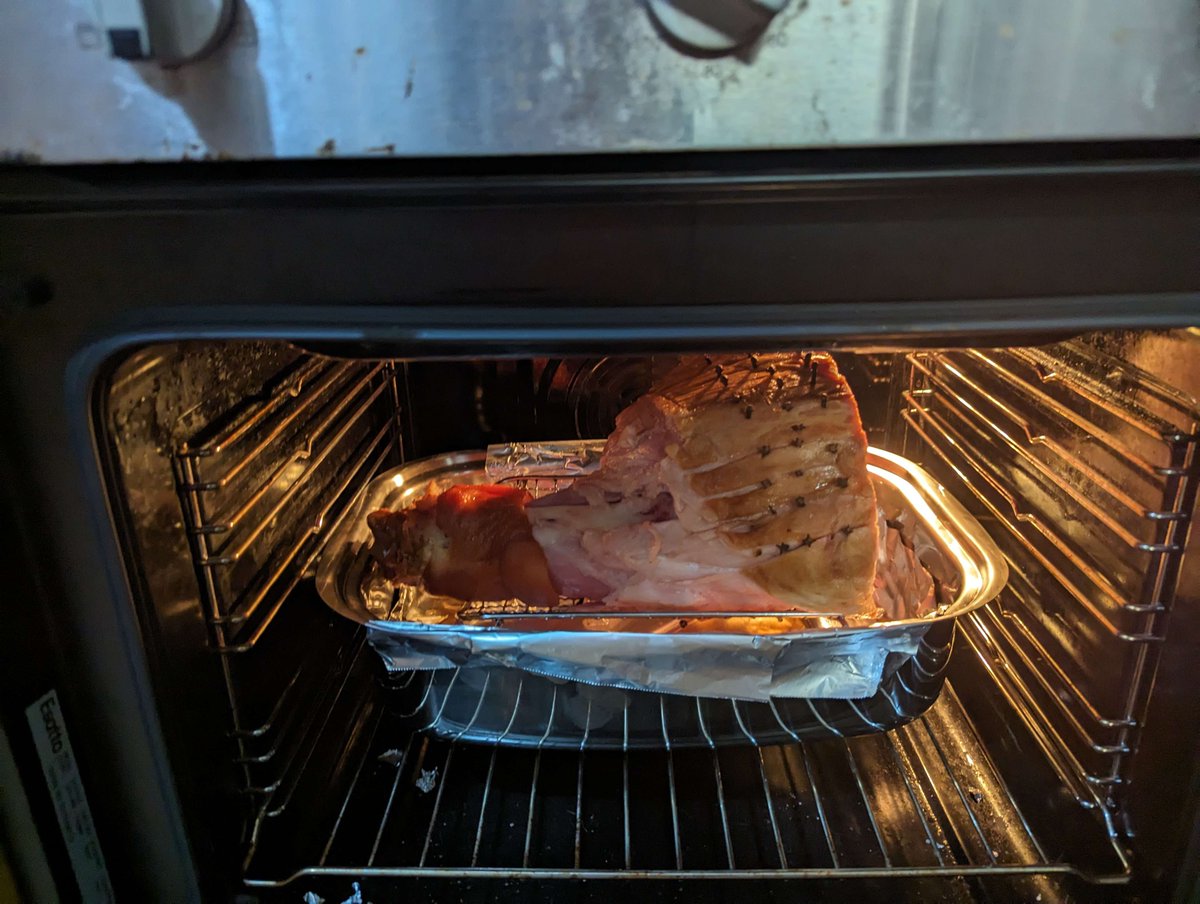 OzzzyBeef's tweet photo. @foxxymulder this is my entire worry for the day one glazed ham other then that everyone can piss off i am busy https://t.co/tW2MiZY9Gv