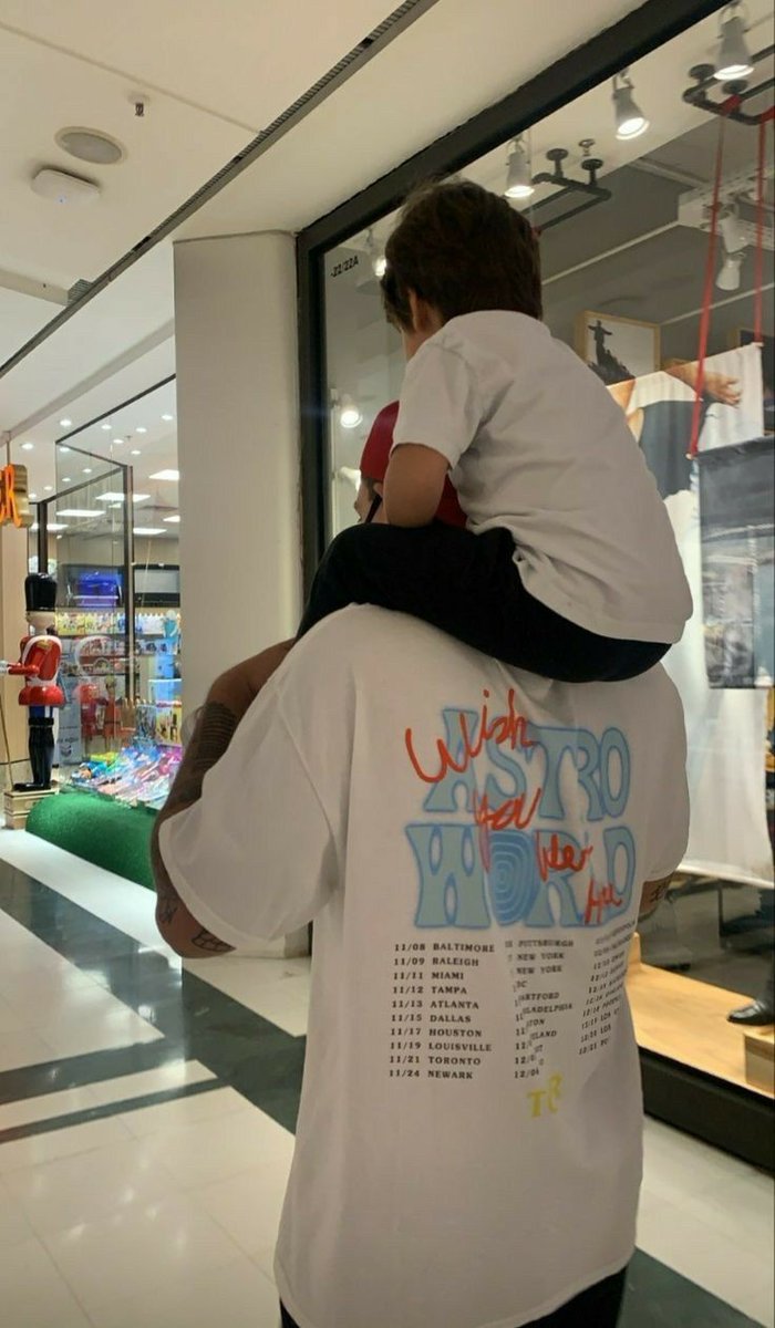 dia do meu melhor amigo, meu mano, a pessoa que mais confio nesse mundo. Obrigado pelos conselhos, os cuidados, e até às broncas que recebi.  Você é meu maior exemplo, te amo muito pai. 

Você é meu herói.

<a href="/Uch_M4da/">Sr.Uchiha.</a>