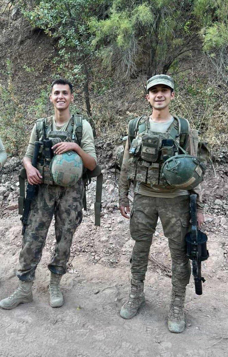 bpthaber's tweet photo. 23 Aralık'ta şehit düşen askerimiz Kemal Aslan ve ondan 11 gün önce, 12 Aralık'ta şehit düşen askerimiz Eril Alperen Emir. https://t.co/9VPUI8y7yO