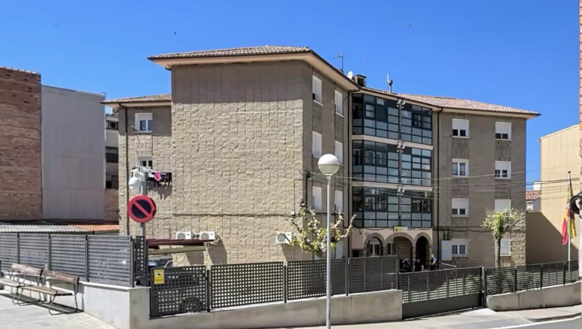 casa_cuartel's tweet image. #cadadíauncuartel (721)
Hoy vamos a conocer la #casacuartel de #Ponts (Lleida):

📐 Doroteo Sanguino Muñoz
💶 @guardiacivil
🗓 1975
📍 41,91407° N, 1,18336° E
🏘 14
1/4