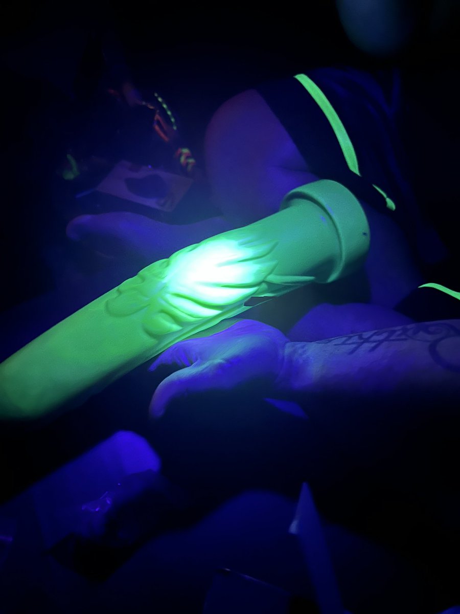 EricaBa76568016's tweet photo. The Monstera is here! Some Uv pictures! There’s leaf butt art, guys! 🥰 https://t.co/l7iQ7AhFQF