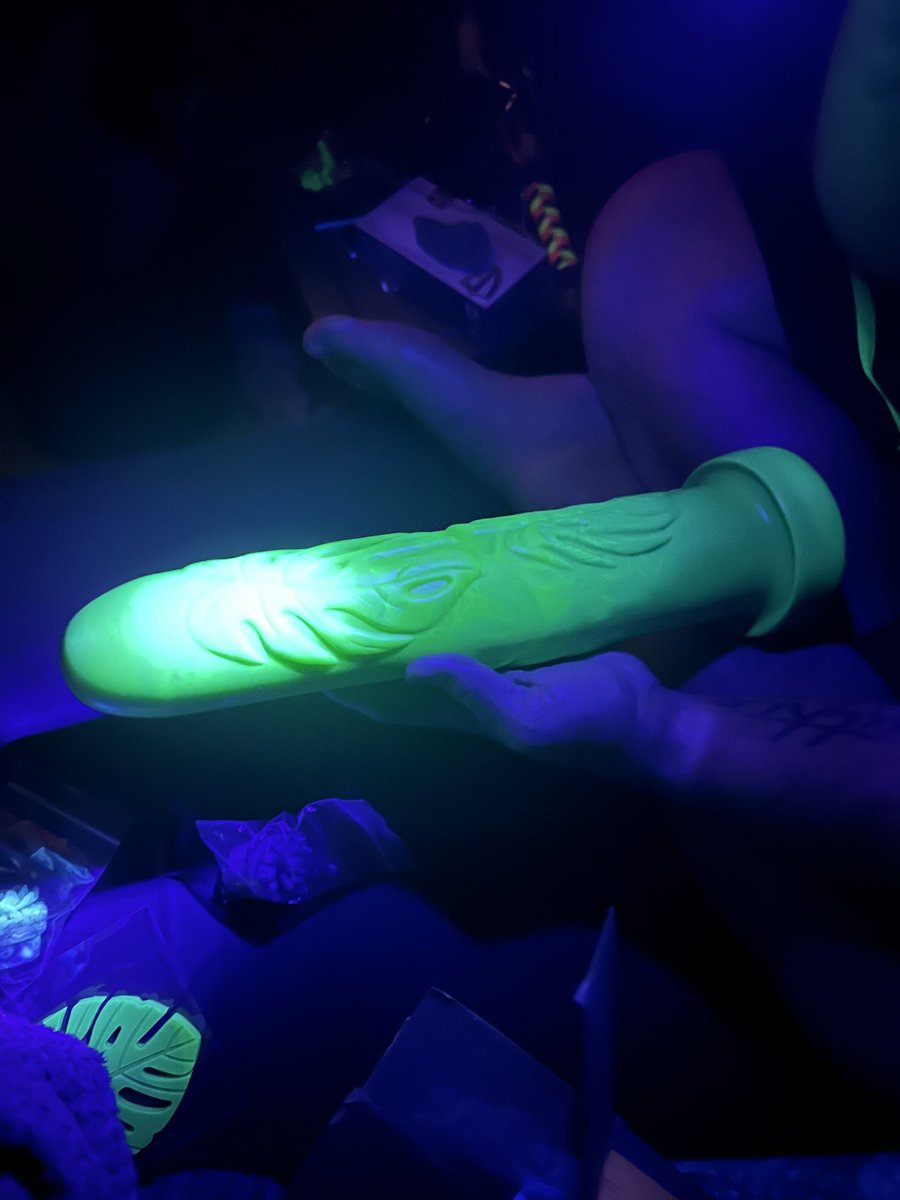 EricaBa76568016's tweet photo. The Monstera is here! Some Uv pictures! There’s leaf butt art, guys! 🥰 https://t.co/l7iQ7AhFQF