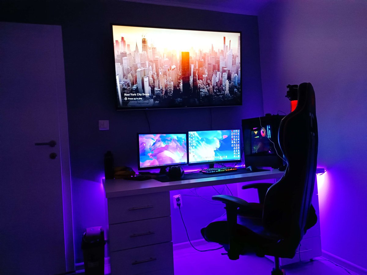 Repairable13's tweet photo. room update🫡🫡 still cant believe i used to play on that small ass fucking table for a month https://t.co/VCKyOBoRuD