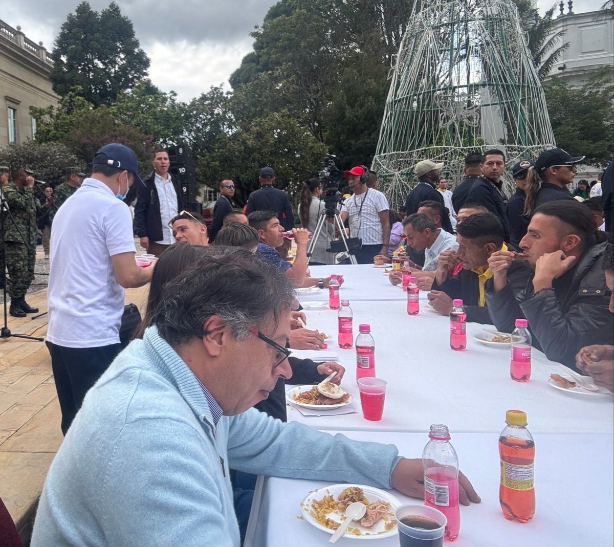 jcuestanovoa's tweet photo. Gustavo Petro siempre consecuente con el rock de la libertad. Únete al baile de los que sobran. Cena navideña con los habitantes de calle en el Palacio de Nariño https://t.co/a7BFlYr5J1