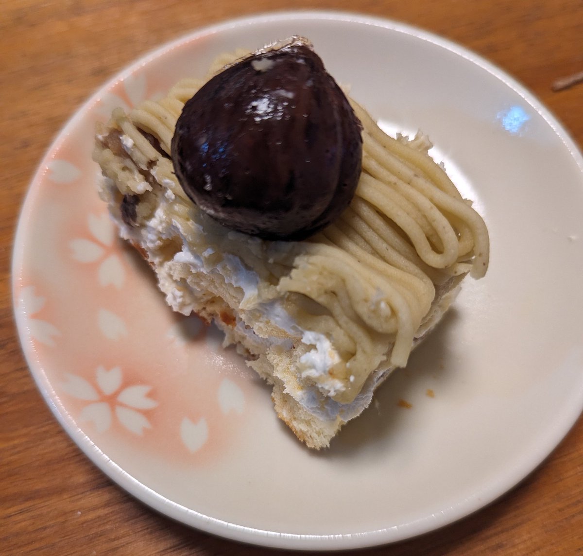 ひと足早く食べてしまったクリスマスケーキ🍰
モンブラン
今夜スーパーにお祝い用のケーキ買いに行ってきます🎂

#それあるすのかも