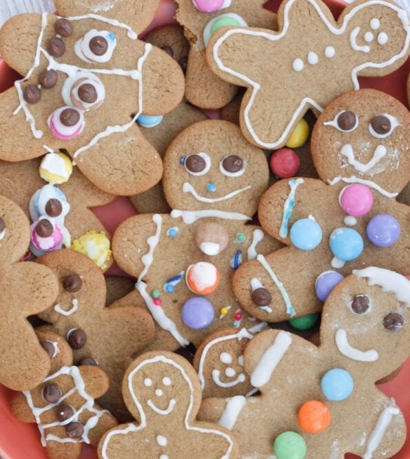 ... which led into her 𝙩𝙝𝙞𝙧𝙙 𝙞𝙩𝙚𝙢.
     In a pretty christmas box, laid the somewhat tacky creations of Touka desperately trying to follow a youtube tutorial in the kitchen. Messily decorated gingerbread men sat staring up towards her... and despite it not looking ⸙͎ ミ