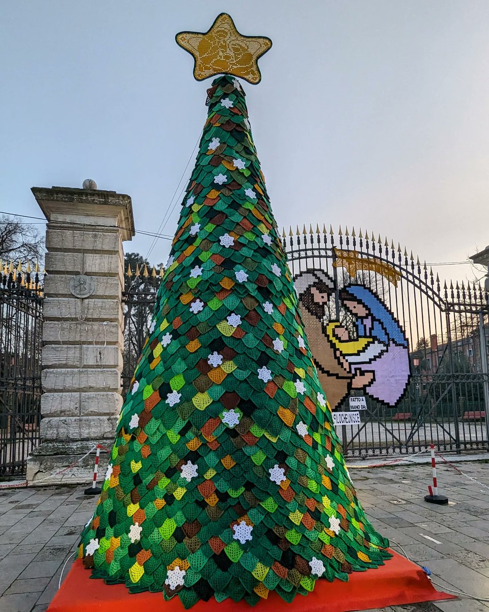 LJ_Pritchard's tweet photo. #ChristmasTrees2023 A Few favourites. #PiazzaSanMarco #ViaGaribaldi @aman_venice #WithFriends #Venezia #Venice #LivingOnWater #MerryChristmas https://t.co/De2B1lQLeM