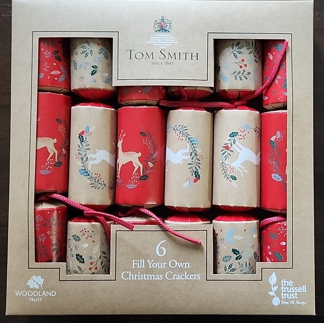 KayzadB's tweet photo. @TomSmith1847 - loved the idea of paying a bit more and going eco friendly this year! Disappointed that these said they came with a hat and joke but had nothing inside 😔 https://t.co/7eeL560E75