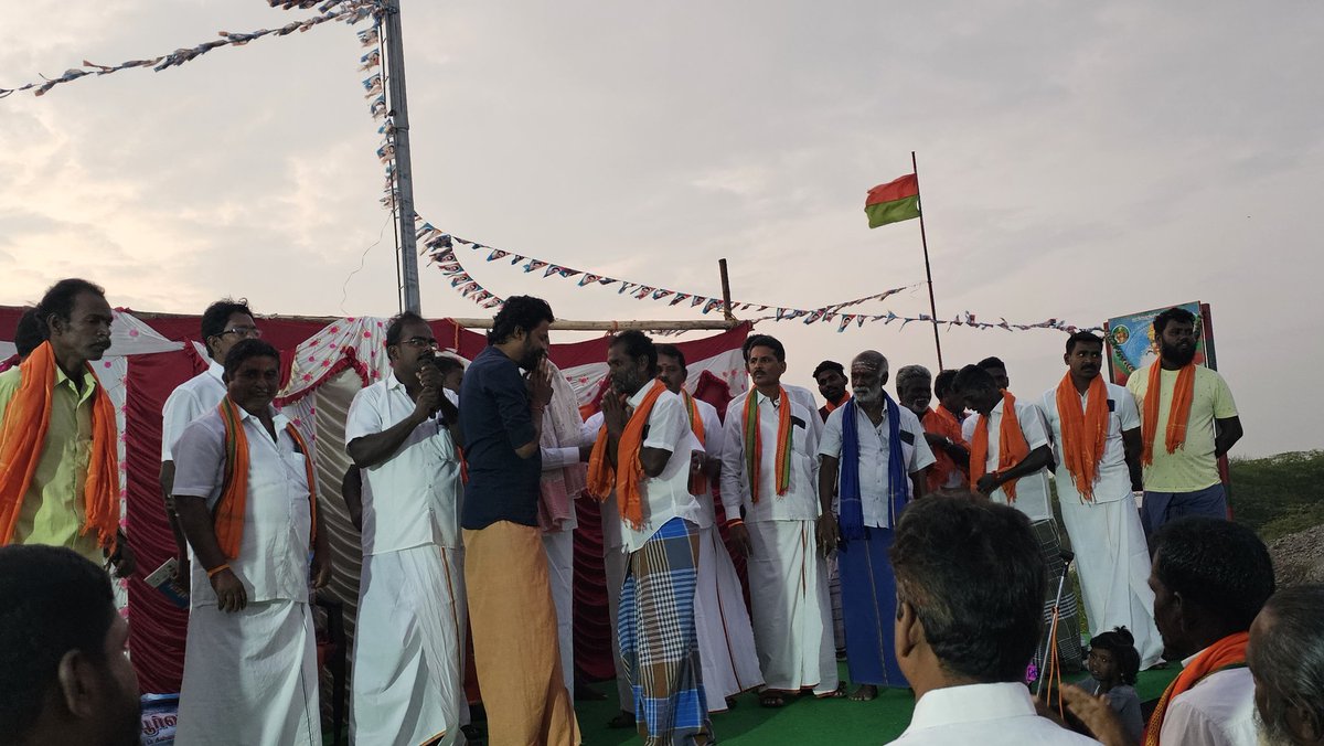 முதுகுளத்தூர் சட்டமன்றம தொகுதி சடையனேரி கிராமத்தில் முதுகுளத்தூர் கிழக்கு ஒன்றியத்தின் தலைவர் அன்புச் சகோதரர் மோகன் தாஸ் அவர்கள் தலைமையில் கிராமத்தின் ஆண், பெண்,  இளைஞர்கள் என பெரும்பாலானோர் நேற்று பாஜகவில் தங்களை இணைத்துக்  கொண்டனர்..

<a href="/KaruppuMBJP/">Karuppu Muruganandham</a> <a href="/MuraleeBJP/">Muraleedharan K</a> <a href="/BjpShanmugaraj/">K Shanmugaraj MA ML</a>