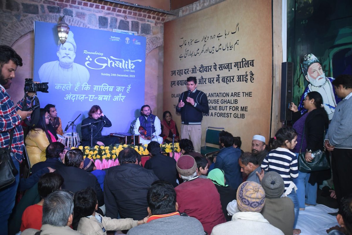 DelhiGovtACL's tweet photo. Yesterday, the Delhi Govt honored Ghalib's legacy with a special event, 'Remembering Ghalib.' Commencing with a torch procession from Chandni Chowk to Ghalib's Haveli, it was graced by Shri @Saurabh_MLAgk, Minister of Art &amp; Culture. https://t.co/oqWicDXEvz