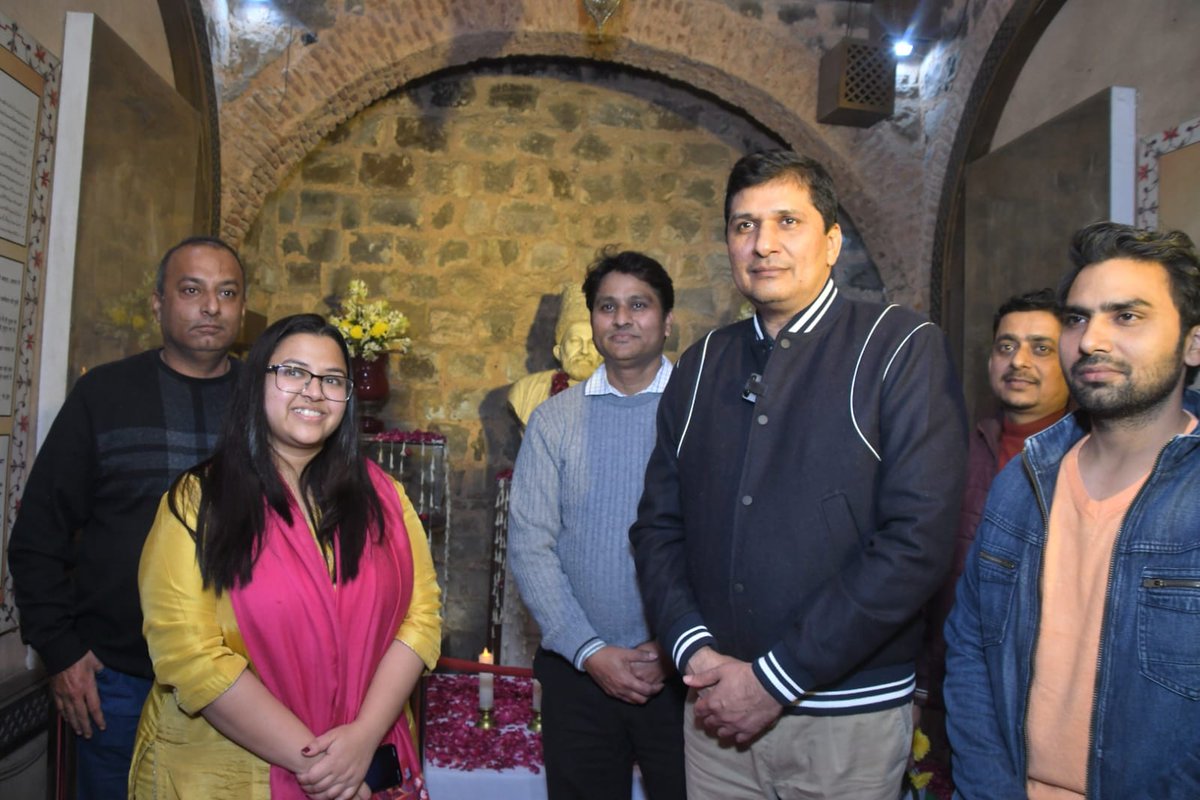 DelhiGovtACL's tweet photo. Yesterday, the Delhi Govt honored Ghalib's legacy with a special event, 'Remembering Ghalib.' Commencing with a torch procession from Chandni Chowk to Ghalib's Haveli, it was graced by Shri @Saurabh_MLAgk, Minister of Art &amp; Culture. https://t.co/oqWicDXEvz