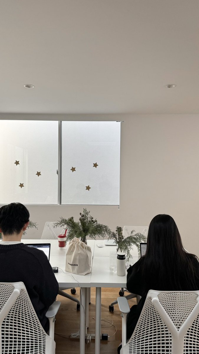 オフィスの一角に、ほんのりとクリスマス感🎄