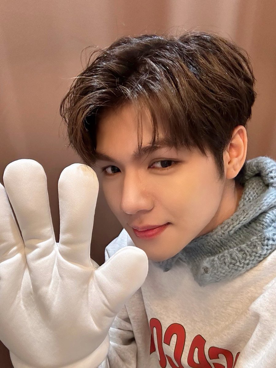 HORI7ON_twt's tweet photo. [🐱] Merry Christmas everyone! We made a lot of good memories this year. Today is all about giving back what we have and opening our hearts to our love ones. Lets make this upcoming day great and special!!💕🎆

#HORI7ON #호라이즌 #KIM #킴 https://t.co/DwN2FsFvk6