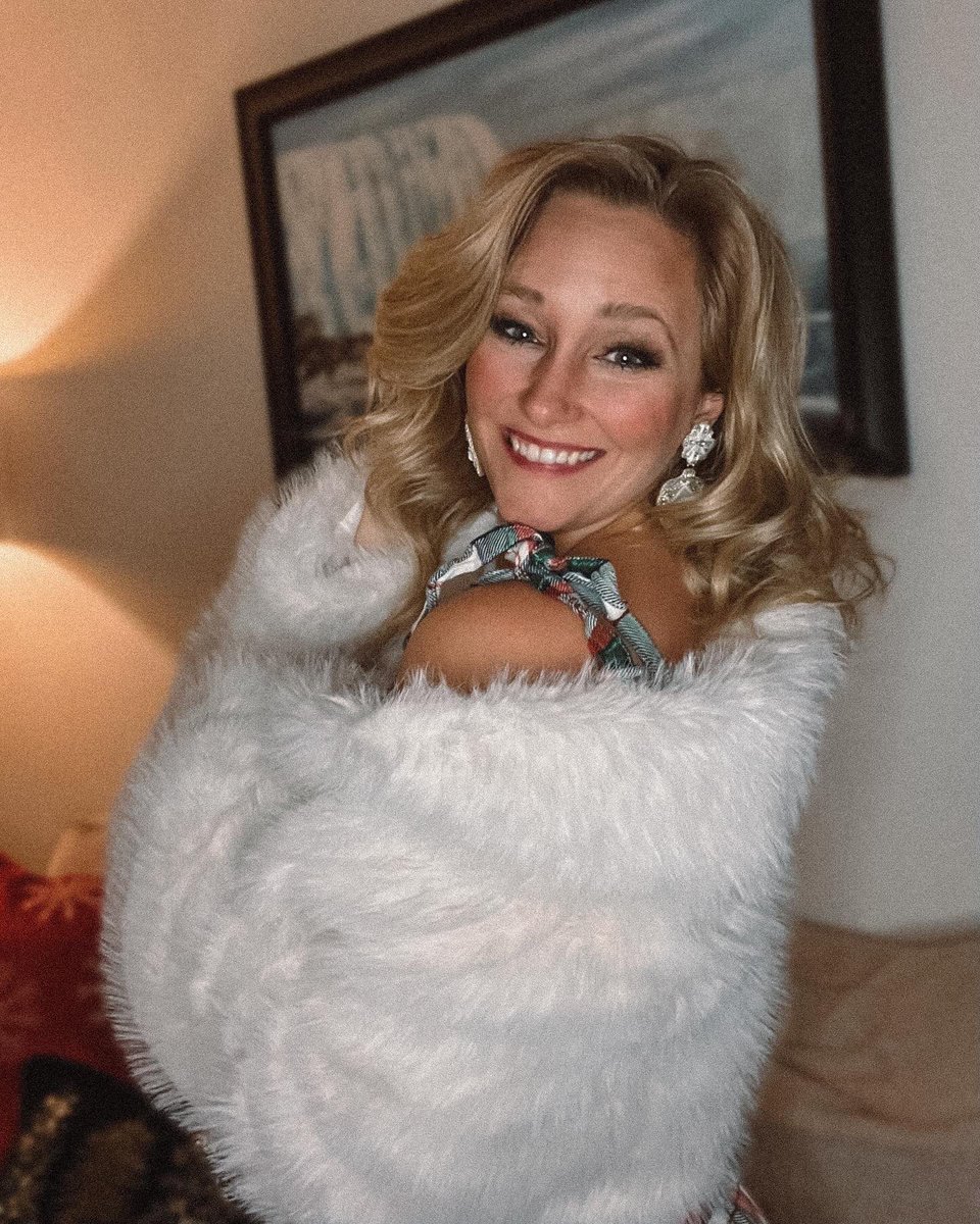 maryeward_'s tweet photo. 2023 Christmas Eve is for the girls ✨ (and the flu, apparently) https://t.co/iW8NTcxtpY