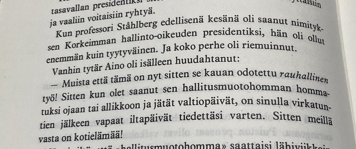 jukka_mahonen's tweet photo. Sain lahjaksi (puuttuneen) Sakari Virkkusen K.J. #Ståhlberg-teoksen. 

Kun kuvittelee pääsevänsä hallitusmuotohommien jälkeen rauhallisiin töihin ja harrastamaan sitten työpäivän jälkeen vähän oikeustiedettä kotielämäksi, niin heti murskaksi plänit menevät. 

#liberaalilahja https://t.co/FZvZmnLrRC