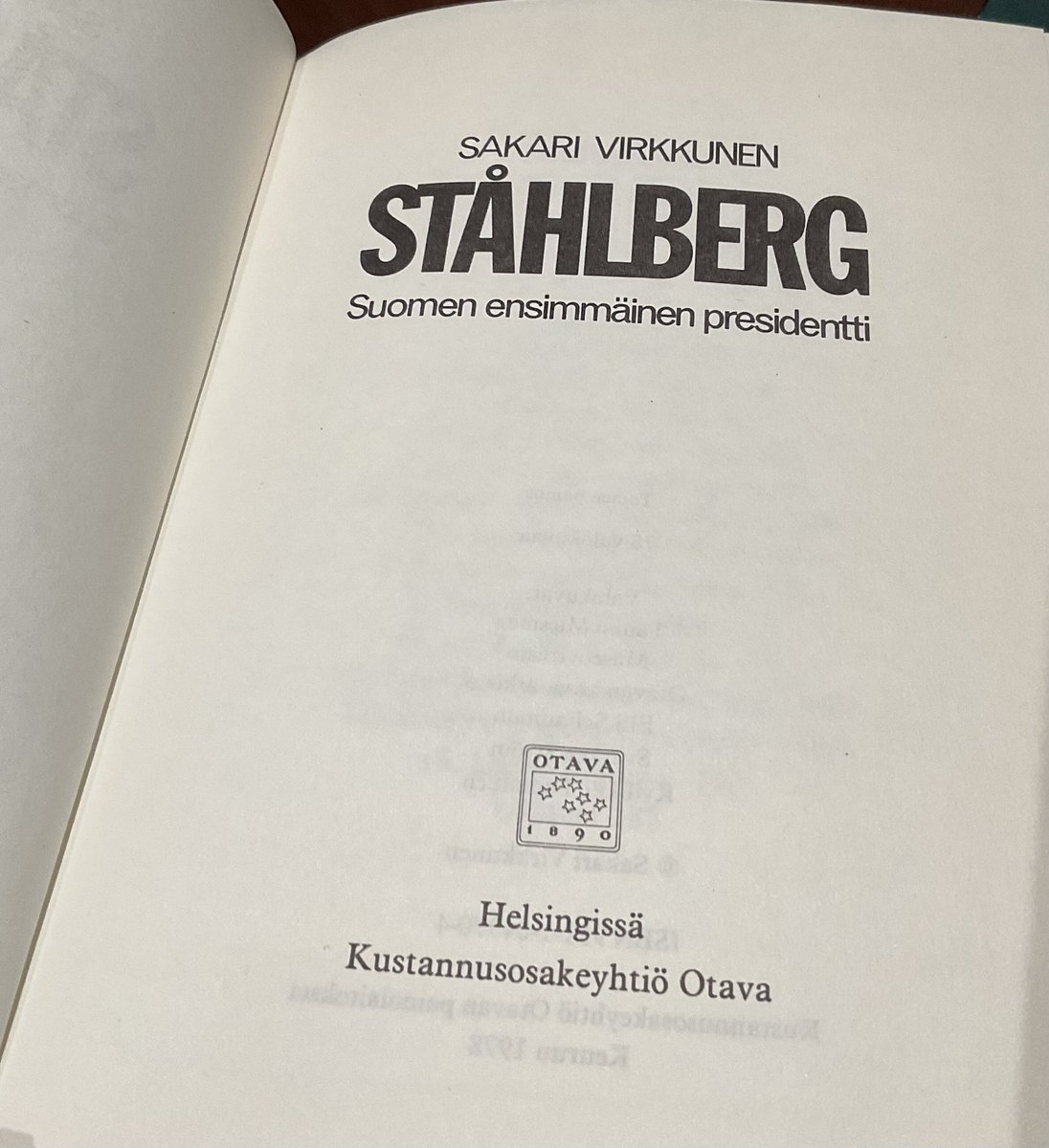 jukka_mahonen's tweet photo. Sain lahjaksi (puuttuneen) Sakari Virkkusen K.J. #Ståhlberg-teoksen. 

Kun kuvittelee pääsevänsä hallitusmuotohommien jälkeen rauhallisiin töihin ja harrastamaan sitten työpäivän jälkeen vähän oikeustiedettä kotielämäksi, niin heti murskaksi plänit menevät. 

#liberaalilahja https://t.co/FZvZmnLrRC