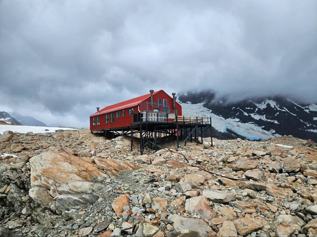 SkellyJordan's tweet photo. 🇳🇿🎅 Merry Christmas from the Mueller Hut &amp; Mount Ollivier 

The best Christmas Day of the last 32... https://t.co/rxOtMGJHFG