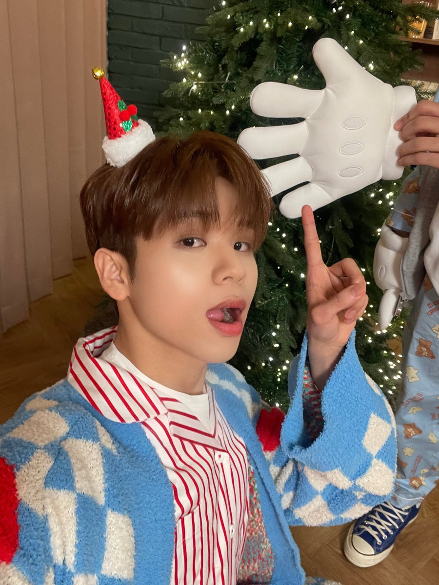 HORI7ON_twt's tweet photo. [🐲] the most beautiful time of the year! i didn't get to spend it like before but this year i celebrated Christmas with the thought of all your love! thank you for being HORI7ON's gift, our ANCHORS~ MERRY CHRISTMAS 🥰🎄

#HORI7ON #호라이즌 #VINCI #빈치 https://t.co/8oTIaqSfFU