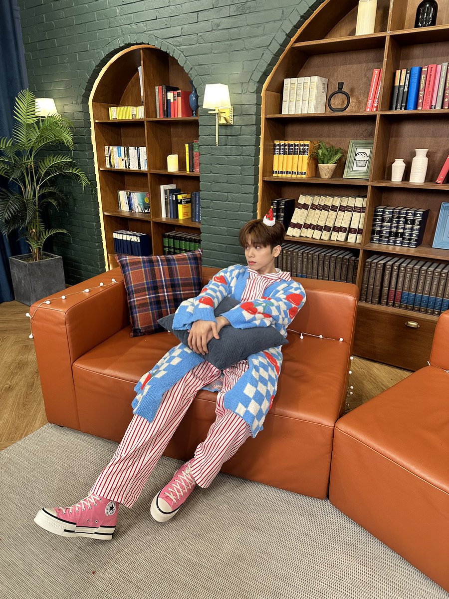 HORI7ON_twt's tweet photo. [🐲] the most beautiful time of the year! i didn't get to spend it like before but this year i celebrated Christmas with the thought of all your love! thank you for being HORI7ON's gift, our ANCHORS~ MERRY CHRISTMAS 🥰🎄

#HORI7ON #호라이즌 #VINCI #빈치 https://t.co/8oTIaqSfFU