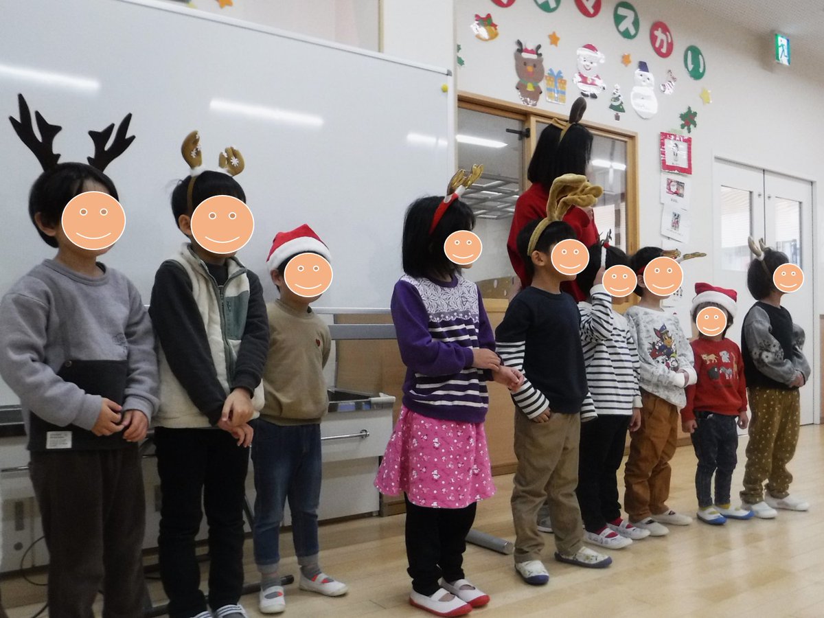 sinhonmatijidou's tweet photo. 今日はクリスマス会です。
子どもたちが前に出て開会のごあいさつ🌟
ジャンボリミッキーの音楽が流れると元気よく踊りだし、最後までノリノリで踊り切っていました。
大型絵本の読み聞かせに合わせていろんな楽器を鳴らすと興味津々な様子で近寄ってきて一緒に鳴らすお子さんもいました。 https://t.co/AUWeJo5fgz