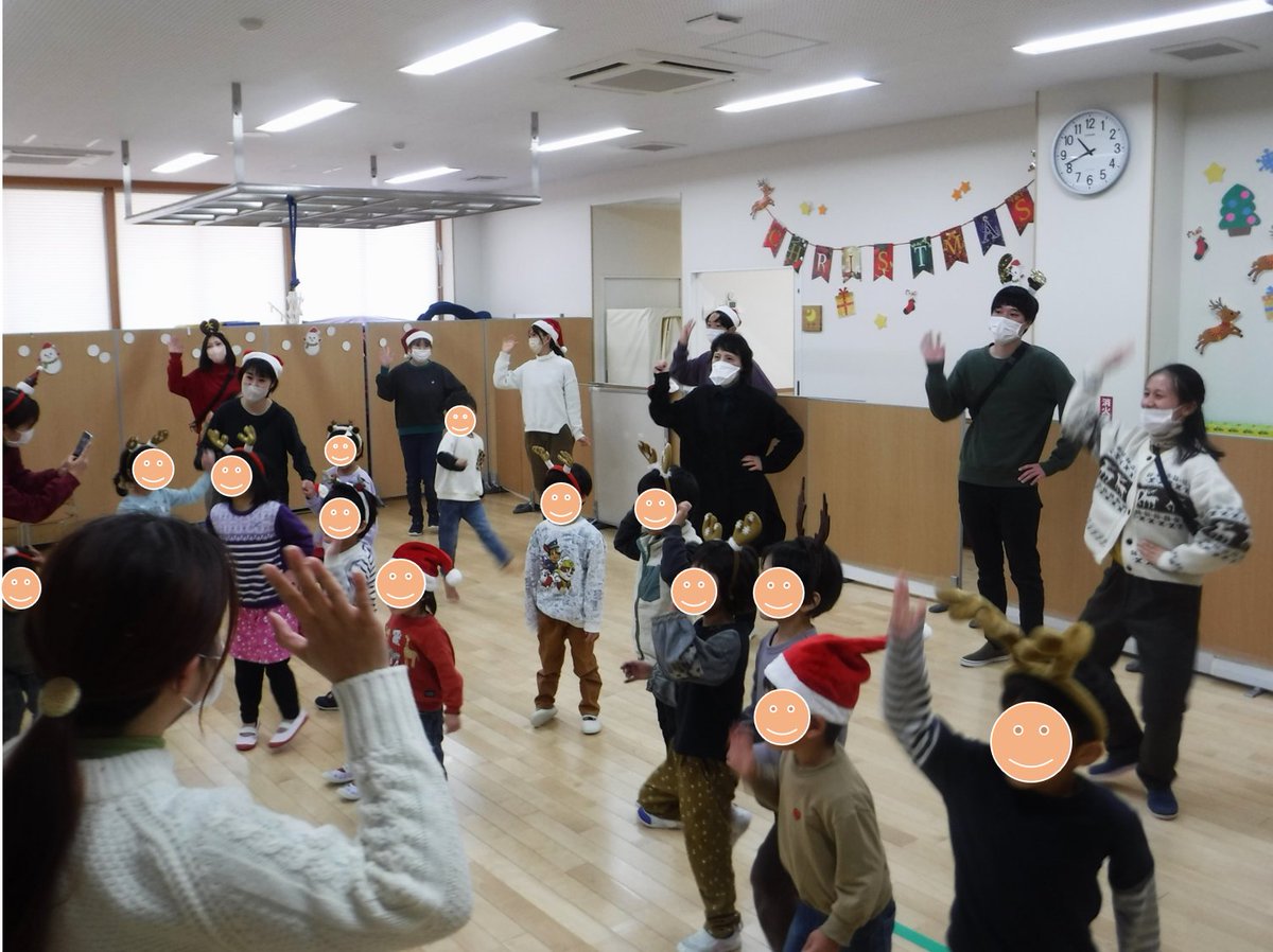 sinhonmatijidou's tweet photo. 今日はクリスマス会です。
子どもたちが前に出て開会のごあいさつ🌟
ジャンボリミッキーの音楽が流れると元気よく踊りだし、最後までノリノリで踊り切っていました。
大型絵本の読み聞かせに合わせていろんな楽器を鳴らすと興味津々な様子で近寄ってきて一緒に鳴らすお子さんもいました。 https://t.co/AUWeJo5fgz