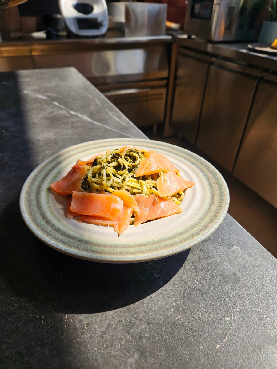 TrngQucDng3's tweet image. Pasta Pesto Sauce with smoke salmon
#kitchenlab #hiddendkitchen