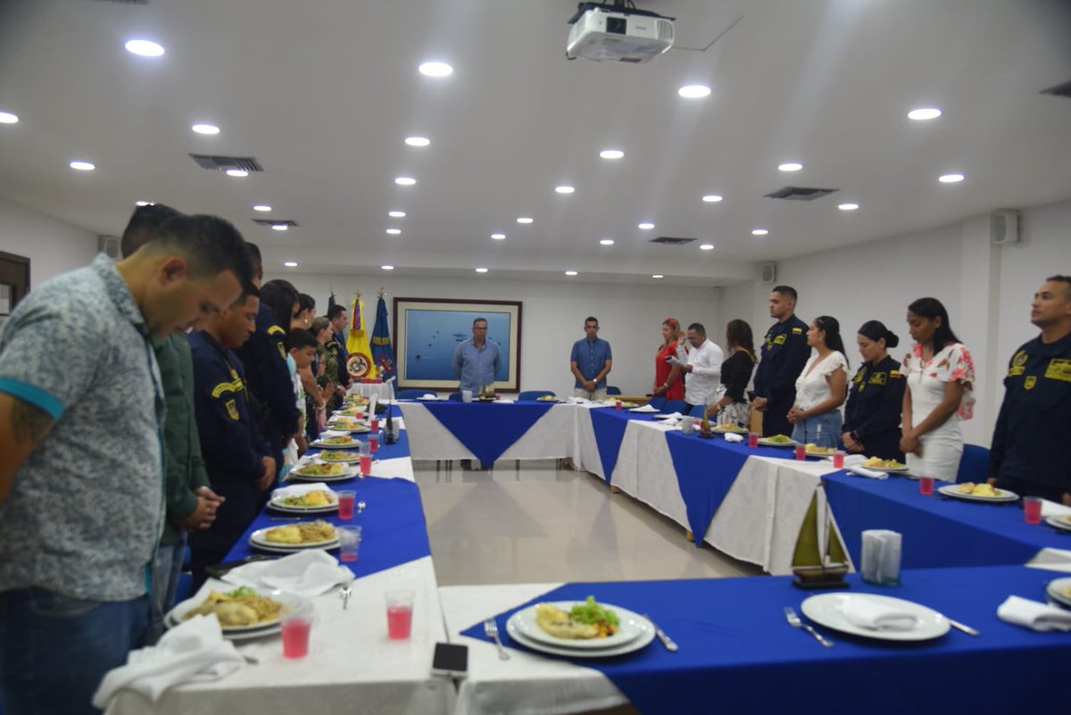 FNC_ArmadaCol's tweet photo. #FelizNavidad🎄🇨🇴 El señor Vicealmirante Hernando Enrique Mattos Dager, Cdte @FNC_ArmadaCol en compañía del Jefe de Estado Mayor, compartió la cena navideña y envío un mensaje de amor, unión y alegría a todos los tripulantes de la #FamiliaNaval que el día de hoy se encuentran en servicio de guardia efectiva en el Cuartel General de la #FuerzaNavalDelCaribe.

¡Los #MarinosDeColombia estamos con el compromiso de servir al país y contribuir a la seguridad de todos los colombianos! 

Les deseamos una #FelizNavidad 🎄

#ProtegemosElAzulDeLaBandera 🇨🇴
