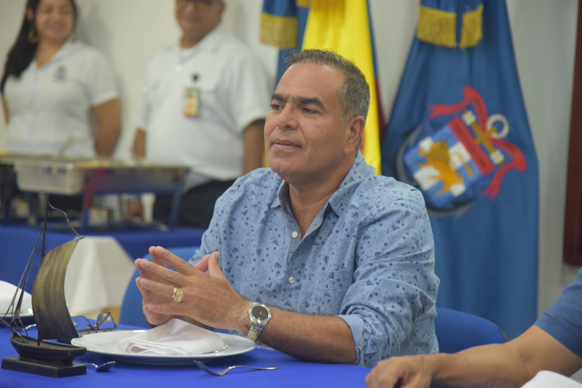 FNC_ArmadaCol's tweet photo. #FelizNavidad🎄🇨🇴 El señor Vicealmirante Hernando Enrique Mattos Dager, Cdte @FNC_ArmadaCol en compañía del Jefe de Estado Mayor, compartió la cena navideña y envío un mensaje de amor, unión y alegría a todos los tripulantes de la #FamiliaNaval que el día de hoy se encuentran en servicio de guardia efectiva en el Cuartel General de la #FuerzaNavalDelCaribe.

¡Los #MarinosDeColombia estamos con el compromiso de servir al país y contribuir a la seguridad de todos los colombianos! 

Les deseamos una #FelizNavidad 🎄

#ProtegemosElAzulDeLaBandera 🇨🇴