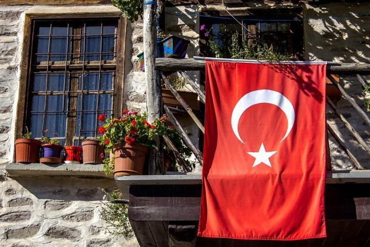 "Ay yıldız sevdası başkadır bende,
Şehidimin kanı kalır mı yerde,
Hesap er geç elbet sorulur,
Birileri onlara olsa da perde..." 

Acıdan kederden uzak iyi bir hafta olsun
Günaydın🌸