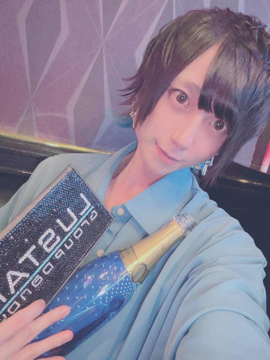 Ao_LstR's tweet photo. タワーの青さに
いつまでも見惚れてる。

どうも、僕です。

せなバースデーご来店
誠にありがとうございました。

オリシャン卸してくれた方、
プレゼントくれた方、
とても幸でした。感謝。

今日のクリスマスイベント
含んだ1週間弱
最後まで駆け抜けます。

クリスマスも飲むわよーん。

#luster https://t.co/eUSGyqRm7g